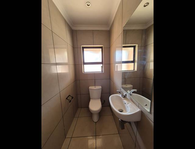 3 BEDROOM TOWNHOUSE FOR SALE IN VANDERBIJLPARK SW 5